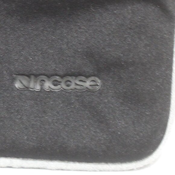 Incase Black Zipper Laptop Ipad Computer Soft Protective Sleeve - Picture 4 of 6